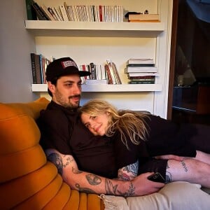 En couple avec Marc Flynn, Béatrice Martin a accueilli un petit Arlo le 16 janvier 2022. Elle est également maman de Romy, qu'elle a eue le 4 septembre 2012 avec Alex Peyrat.
Coeur de Pirate et son compagnon Marc Flynn.