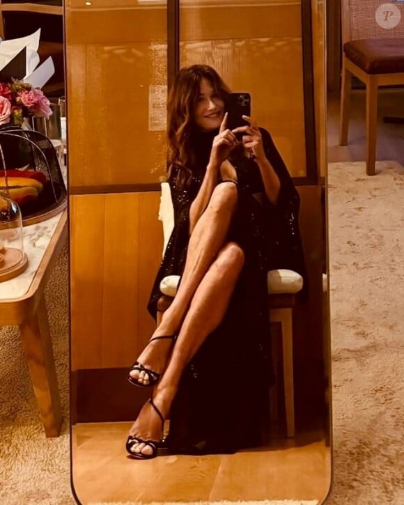 C'est dans une robe griffée Michael Kors que Carla Bruni-Sarkozy a captivé les foules, tout en respectant le thème à la lettre.
Carla Bruni au Vogue Ball of Arabia. Instagram. Le 17 février 2024.