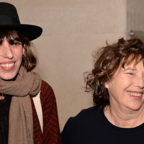 Surtout au petit dernier, Laszlo, et encore plus depuis que Jane Birkin, sa grand-mère, nous a quittés, le 16 juillet 2023.
Jane Birkin et sa fille Lou Doillon - Ouverture de la rétrospective Jane Birkin à la cinémathèque française à Paris le 25 janvier 2017 . © Veeren/Bestimage