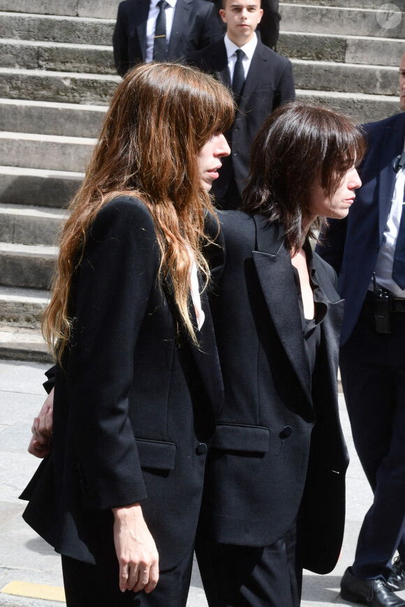 Lou Doillon, Charlotte Gainsbourg - Sorties des obsèques de Jane Birkin en l'église Saint-Roch à Paris. Le 24 juillet 2023 © Jacovides-KD Niko / Bestimage