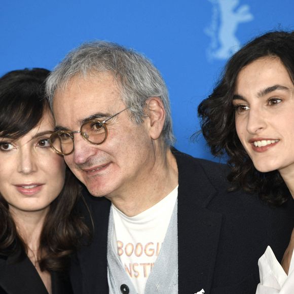 Artiste, elle a aussi présenté sa première exposition, Wonderland, dans la galerie Basia Embiricos de Paris. Rien ne l'arrête, semble-t-il...
Nora Hamzawi, Olivier Assayas et Nine d'Urso - Photocall du film "Hors du temps" - 74e Festival International du Film de Berlin, La Berlinale. Le 17 février 2024. © Imago / Panoramic / Bestimage