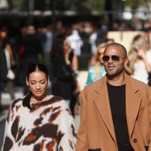 Alizé Lim et son compagnon Tony Parker - Sorties du défilé de mode printemps-été 2024 "Stella McCartney" lors de la fashion week de Paris. Le 2 octobre 2023 © Christophe Clovis / Bestimage