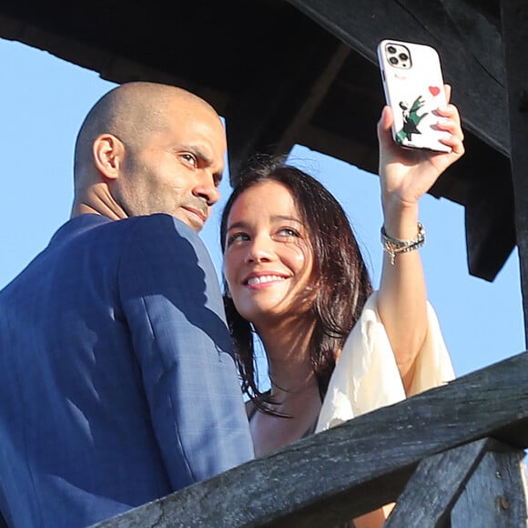 Tony Parker et sa compagne Alizé Lim lors de la fête de la fleur et l'intronisation de personnalités commandeurs et ambassadeurs par la Commanderie du Bontemps au Château Smith Haut Lafitte à Martillac le 27 avril 2023. © Fabien Cottereau / Patrick Bernard / Bestimage