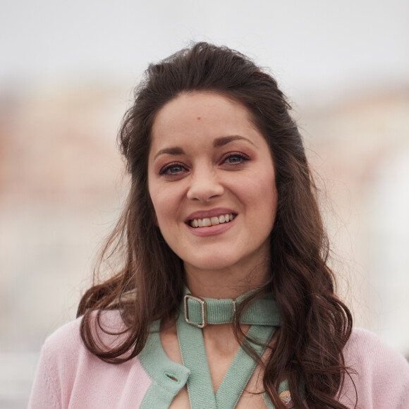 Marion Cotillard au photocall de "Little Girl Blue" lors du 76ème Festival International du Film de Cannes, le 21 mai 2023. © Jacovides / Moreau / Bestimage