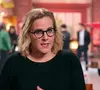 Depuis des années, Enora Alix officie dans l'émission "Affaire conclue", d'abord auprès de Sophie Davant puis depuis la rentrée dernière de Julia Vignali.
Enora Alix, commissaire-priseur de l'émission "Affaire conclue"