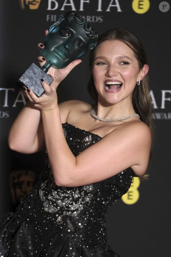 Alors qu'il relate notamment une scène de viol.
Mia McKenna-Bruce - Press Room de la cérémonie des Bafta Awards à Londres, le 18 février 2024.