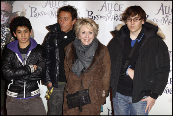 Françoise Laborde et ses enfants Théodore et Numa lors de la première d'Alice au pays des merveilles à Paris le 15 mars 2010
