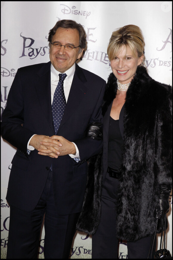 Nonce Paolini et sa femme lors de la première d'Alice au pays des merveilles à Paris le 15 mars 2010