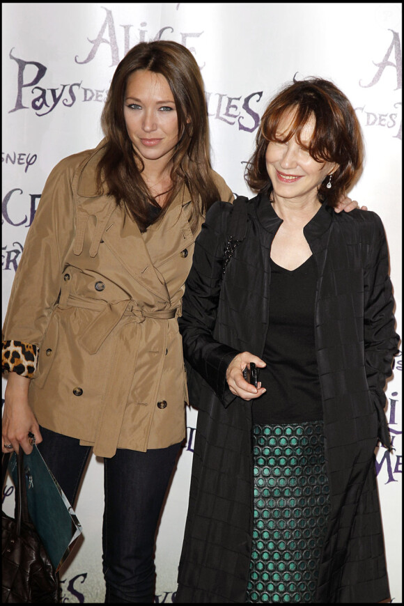 Laura Smet et Nathalie Baye lors de la première d'Alice au pays des merveilles à Paris le 15 mars 2010