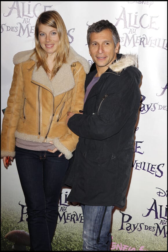 Nagui et sa compagne Mélanie lors de la première d'Alice au pays des merveilles à Paris le 15 mars 2010