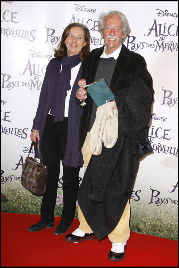 Jean Rochefort et sa femme lors de la première d'Alice au pays des merveilles à Paris le 15 mars 2010