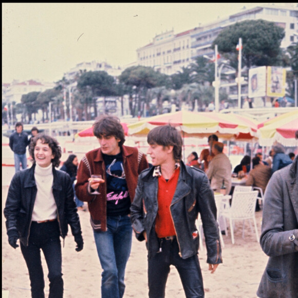 Il s'agit de Corinne Marienneau, la bassiste et chanteuse de Téléphone qui a aussi été son ex et celle de Jean-Louis Aubert
Louis Bertignac, Richard Kolinka, Corine Marienneau et Jean-Louis Aubert du groupe Téléphone en 1980 (archive)