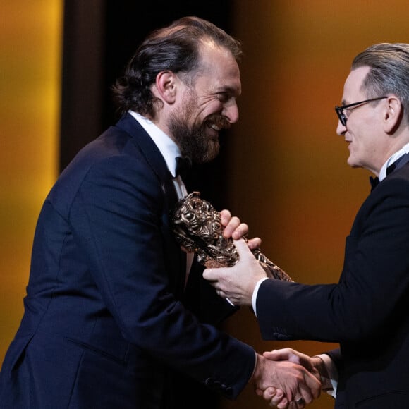 Arieh Worthalter (César du meilleur acteur pour « Le Procès Goldman ») et Benoît Magimel - 49ème édition de la cérémonie des César à l’Olympia à Paris le 23 février 2024 © Dominique Jacovides / Olivier Borde / Bestimage