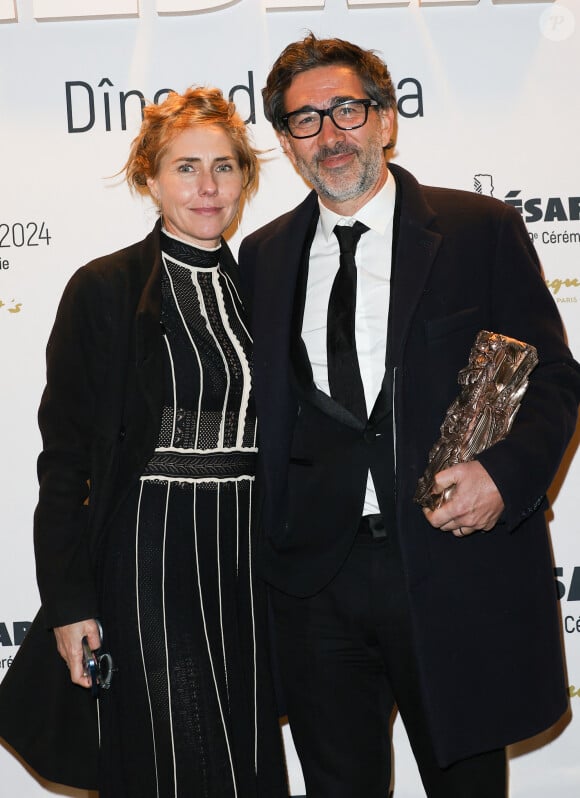 Stéphane Taillasson, César des meilleurs décors Pour Les Trois Mousquetaires (Partie 1 : D'artagnan / Partie 2 : Milady)" avec sa femme - Photocall de la 49ème édition de la cérémonie des César au Fouquet's à Paris Le 23 fevrier 2024 © Coadic Guirec / Bestimage