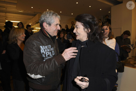 Claude Lelouch et Anouk Aimée lors de l'inauguration de l'expostion au Bon Marché consacrée au Livre d'or de Gilles Jacob le 15 mars 2010
