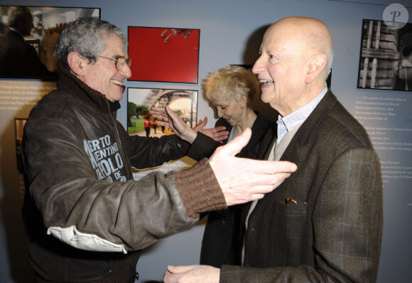 Claude Lelouch et Gilles Jacob lors de l'inauguration de l'expostion au Bon Marché consacrée au Livre d'or de Gilles Jacob le 15 mars 2010