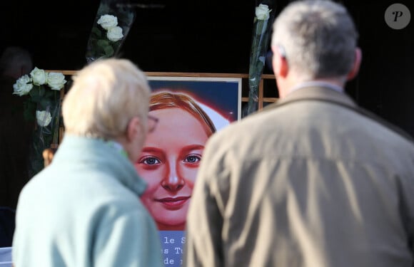 Un couple se recueille devant le portrait de Lola. Les habitants de Fouquereuil rendent hommage à Lola Daviet, sauvagement assassinée à Paris. Fouquereuil, le 21 octobre 2022.
