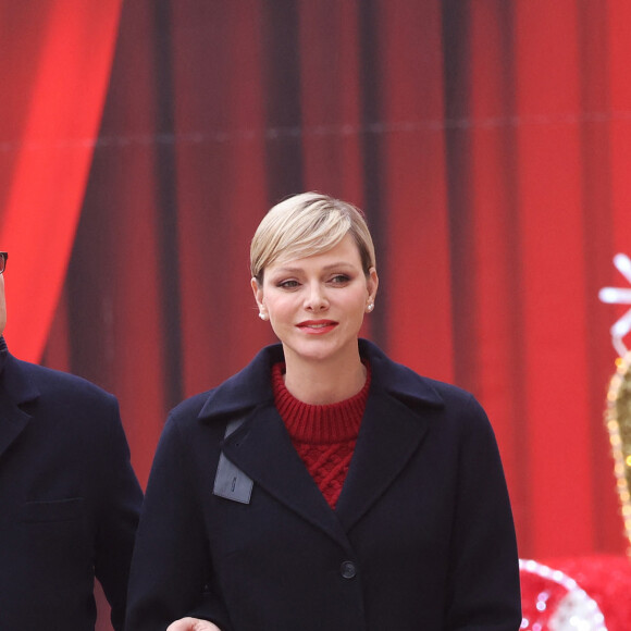 Le prince Albert II de Monaco et La princesse Charlène de Monaco - Remise de cadeaux de Noël aux enfants de la principauté dans la cour d'honneur du palais de Monaco, le 20 décembre 2023. © JC Vinaj / Pool / Bestimage
