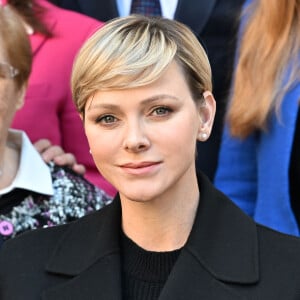 Le noir est une couleur qui sied bien à la princesse
Le prince Albert II de Monaco et la princesse Charlene ont remis des cadeaux aux anciens dans la cadre des festivités liés aux fêtes de Noël, au siège de la Croix-Rouge à Monaco, le 14 décembre 2023. © Bruno Bebert/Bestimage