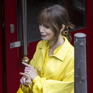 Lily Collins sur le tournage de la saison 4 de série Netflix "Emily in Paris" devant le restaurant L'Esprit de Gigi à Paris, France, le 16 février 2024. 