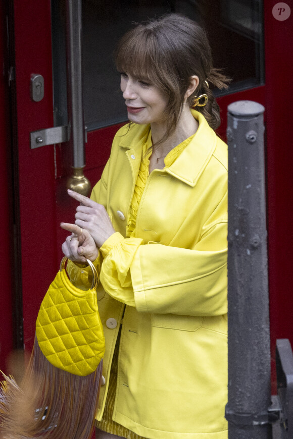 Lily Collins sur le tournage de la saison 4 de série Netflix "Emily in Paris" devant le restaurant L'Esprit de Gigi à Paris, France, le 16 février 2024. 