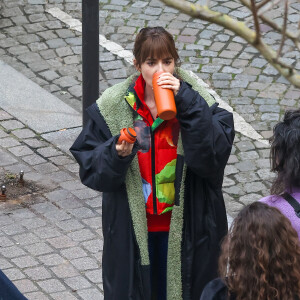 Lily Collins sur le tournage de la saison 4 de "Emily in Paris" sur Netflix à Paris, France, le 15 février 2024. 