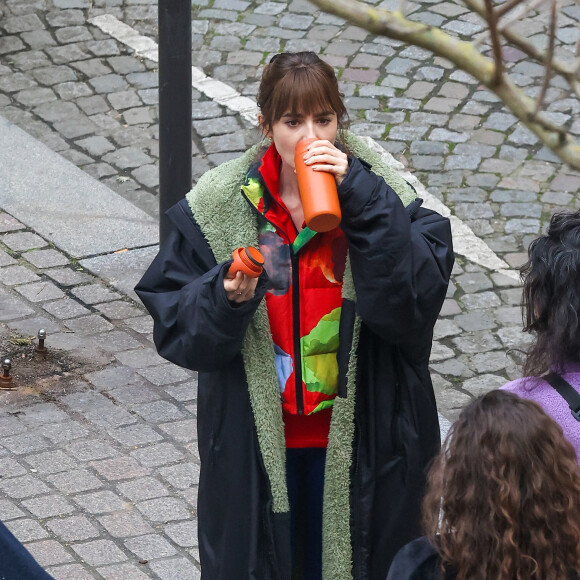 Lily Collins sur le tournage de la saison 4 de "Emily in Paris" sur Netflix à Paris, France, le 15 février 2024. 