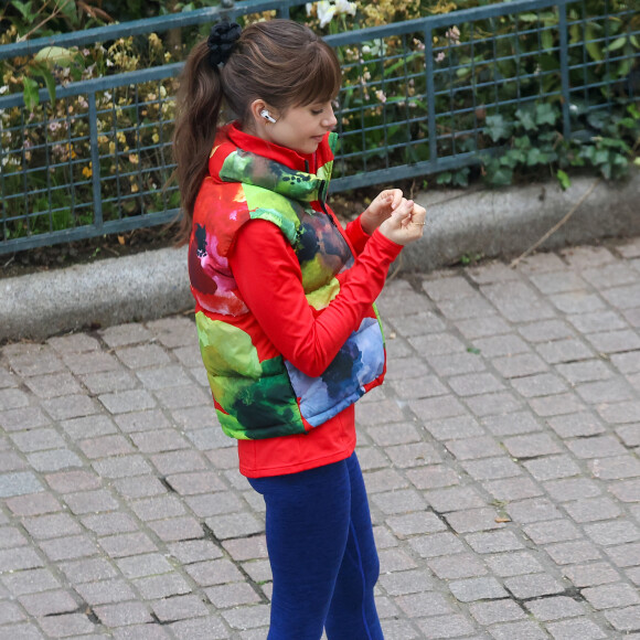 Lily Collins sur le tournage de la saison 4 de "Emily in Paris" sur Netflix à Paris, France, le 15 février 2024. 