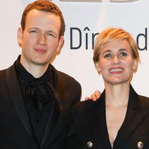 Noé Boon, Judith Godrèche et Richard Sears - Photocall de la 49ème édition de la cérémonie des César au Fouquet's à Paris Le 23 fevrier 2024 © Coadic Guirec / Bestimage