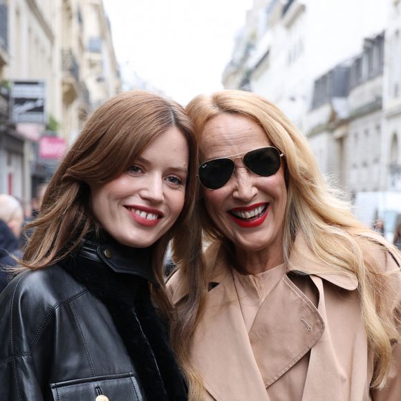 Après Dior, Saint Laurent ou Courrèges, c'est la marque française Chloé qui a offert un spectacle incroyable, le 29 février 2024.
Georgia May Jagger et sa mère Jerry Hall - Défilé de mode Chloé collection femme automne-hiver 2024-2025 lors de la Fashion Week de Paris. Le 29 février 2024. © Denis Guignebourg / Bestimage