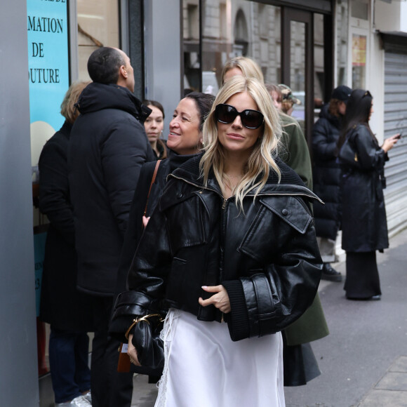 La Fashion Week a ouvert ses portes à Paris il y a quelques heures et, depuis, chaque jour est une véritable merveille.
Sienna Miller - Défilé de mode Chloé collection femme automne-hiver 2024-2025 lors de la Fashion Week de Paris. Le 29 février 2024. © Denis Guignebourg / Bestimage