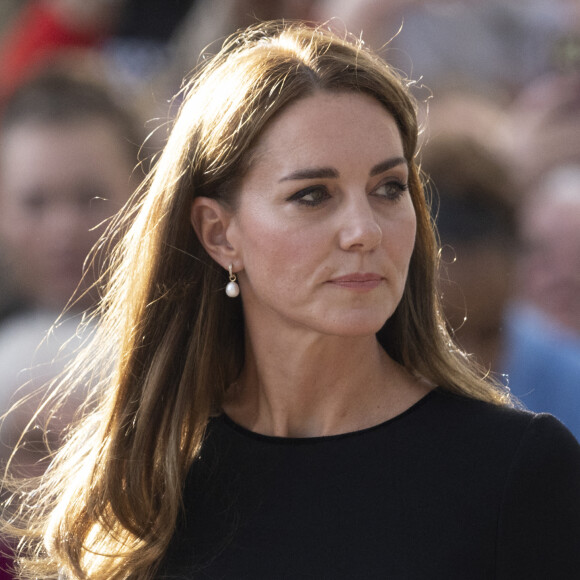 La princesse de Galles Kate Middleton à la rencontre de la foule devant le château de Windsor, suite au décès de la reine Elisabeth II d'Angleterre.