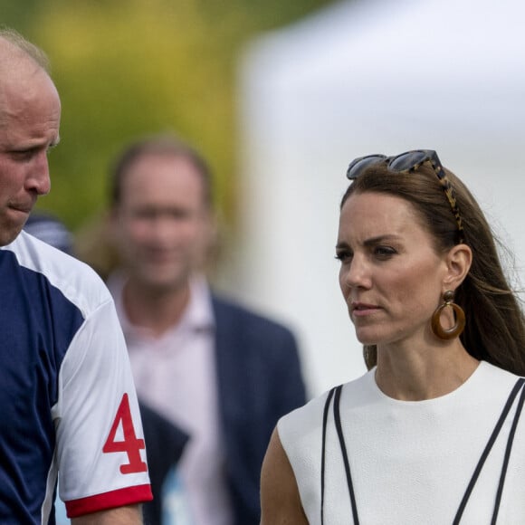 Le prince William, duc de Cambridge, et Catherine (Kate) Middleton, duchesse de Cambridge, arrivent au match de polo caritatif Out-Sourcing Inc au Guards Polo Club, Smiths Lawn à Windsor le 6 juillet 2022. 