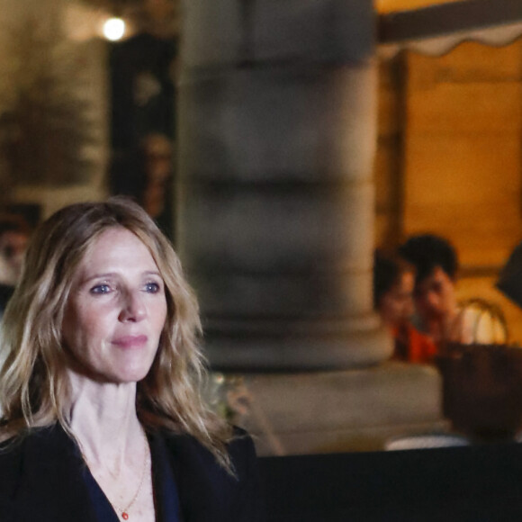 A ses côtés, Sandrine Kiberlain, Aliocha Schneider ou encore Cole Sprouse et sa compagne Ari Fournier.
Sandrine Kiberlain - Défilé Isabel Marant femme automne-hiver 2024-2025 lors de la Fashion Week de Paris, le 29 février 2024. © Michael Baucher/Panoramic/bestimage