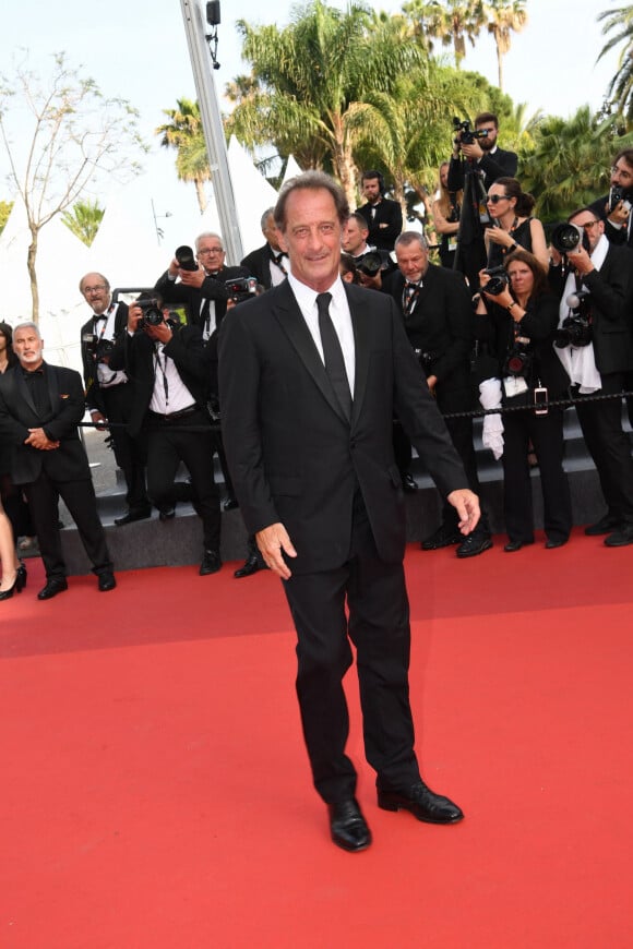 Vincent Lindon à la montée des marches du film "Les Bonnes Etoiles" lors du 75ème Festival International du Film de Cannes, France, le 26 mai 2022. © Rachid Bellak/Bestimage 