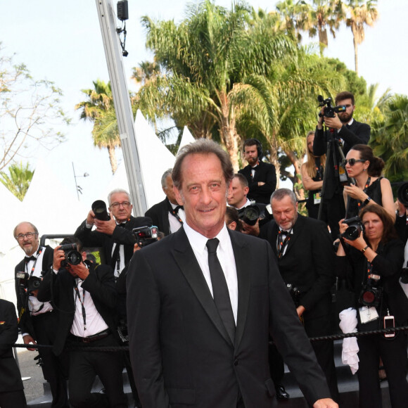 Vincent Lindon à la montée des marches du film "Les Bonnes Etoiles" lors du 75ème Festival International du Film de Cannes, France, le 26 mai 2022. © Rachid Bellak/Bestimage 