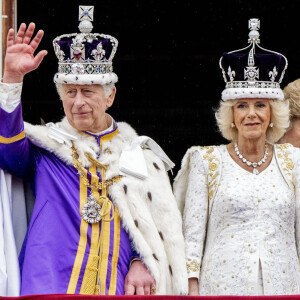 Le roi Charles III d'Angleterre et Camilla Parker Bowles, reine consort d'Angleterre, Le prince George de Galles - La famille royale britannique salue la foule sur le balcon du palais de Buckingham lors de la cérémonie de couronnement du roi d'Angleterre à Londres le 5 mai 2023.