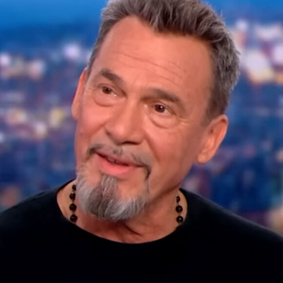 Florent Pagny a souvent évoqué sa bataille contre le cancer.
Florent Pagny, qui va beaucoup mieux, était l'invité de Gilles Bouleau aux 20 heures de TF1. © Captute TV TF1 via Bestimage