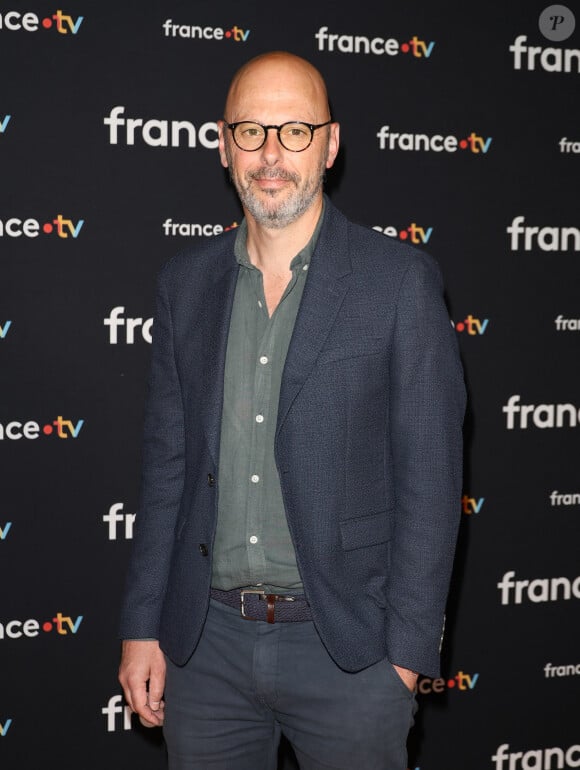 Comme il l'explique à Libération, il s'agissait là d'une "masse" qui appuyait sur le coeur.
Thomas Snégaroff au photocall pour la conférence de presse de rentrée de France TV à la Grande Halle de la Villette à Paris, France, le 11 juillet 2023. © Coadic Guirec/Bestimage