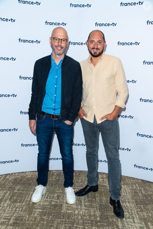 Thomas Snégaroff, Karim Rissouli lors du photocall dans le cadre de la conférence de presse de France Télévisions au Pavillon Gabriel à Paris, France, le 24 août 2021. © Pierre Perusseau/Bestimage