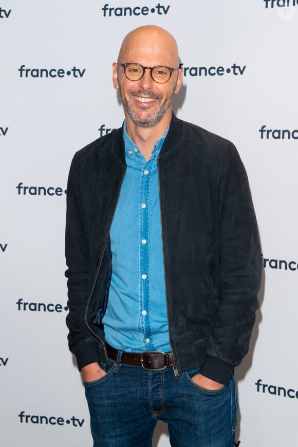 Thomas Snégaroff lors du photocall dans le cadre de la conférence de presse de France Télévisions au Pavillon Gabriel à Paris, France, le 24 août 2021. © Pierre Perusseau/Bestimage