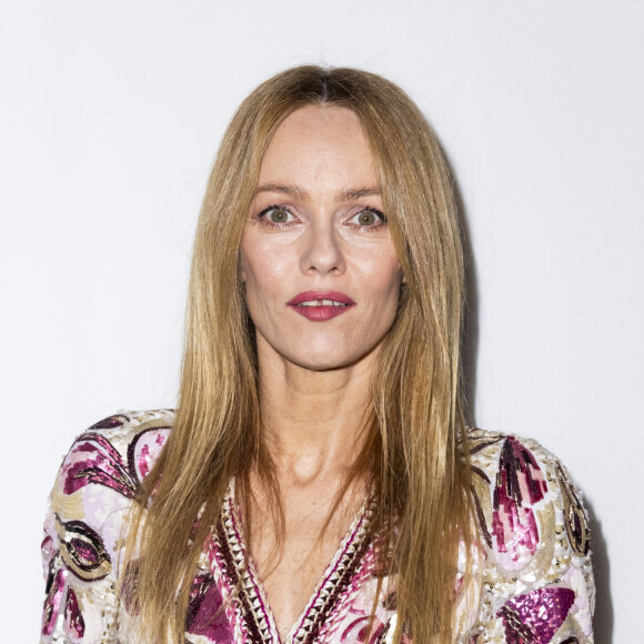 Une tenue simple mais efficace ! 
Vanessa Paradis - Photocall du défilé de mode Femmes prêt-à-porter automne-hiver 2024/2025 "Chanel" lors de la fashion week de Paris le 5 mars 2024. © Olivier Borde / Bestimage 