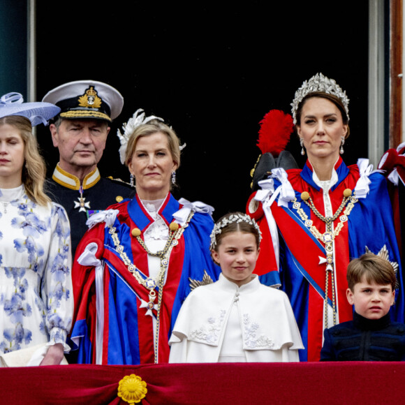 Louise Mountbatten-Windsor (Lady Louise Windsor), Timothy Laurence, Sophie Rhys-Jones, comtesse de Wessex, La princesse Charlotte de Galles, Le prince William, prince de Galles, et Catherine (Kate) Middleton, princesse de Galles, Le prince Louis de Galles, Le prince George de Galles - La famille royale britannique salue la foule sur le balcon du palais de Buckingham lors de la cérémonie de couronnement du roi d'Angleterre à Londres le 5 mai 2023. 