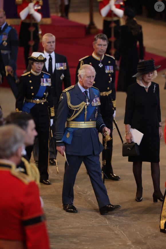 Le roi Charles III d'Angleterre et la reine consort Camilla Parker Bowles, la princesse Anne et Timothy Laurence - Intérieur - Procession cérémonielle du cercueil de la reine Elisabeth II du palais de Buckingham à Westminster Hall à Londres. Le 14 septembre 2022 