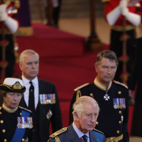 Le roi Charles III d'Angleterre et la reine consort Camilla Parker Bowles, la princesse Anne et Timothy Laurence - Intérieur - Procession cérémonielle du cercueil de la reine Elisabeth II du palais de Buckingham à Westminster Hall à Londres. Le 14 septembre 2022 