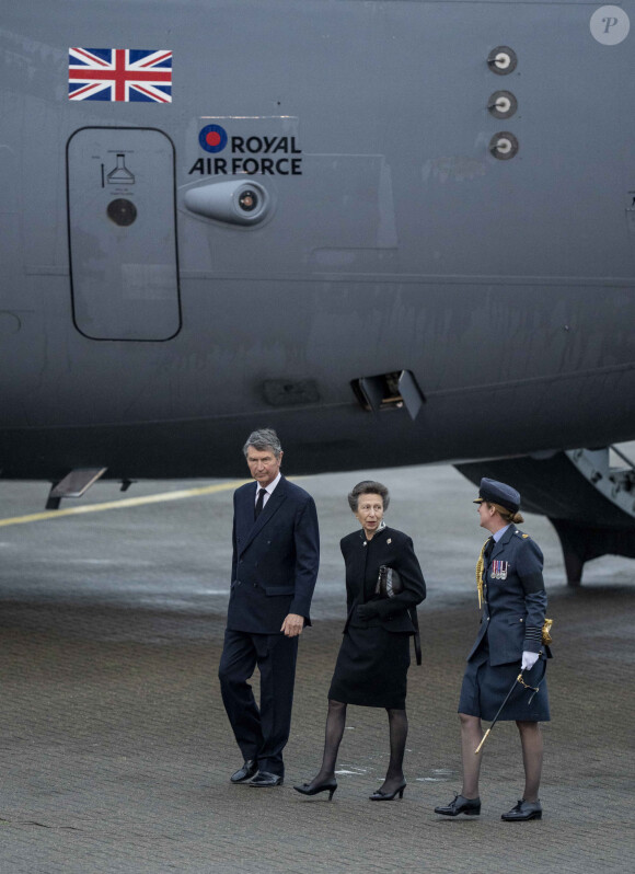 Capitaine Toria McPhaden, commandant de la base RAF Northolt - Timothy Laurence (Tim) le mari de la princesse Anne - Le cercueil de la reine Elizabeth II d'Angleterre (Elisabeth) est débarqué de l'avion sur la base Station RAF de Northolt pour rejoindre Bukingham Palace à Londres en présence de la princesse Anne le 13 septembre 2022. 
