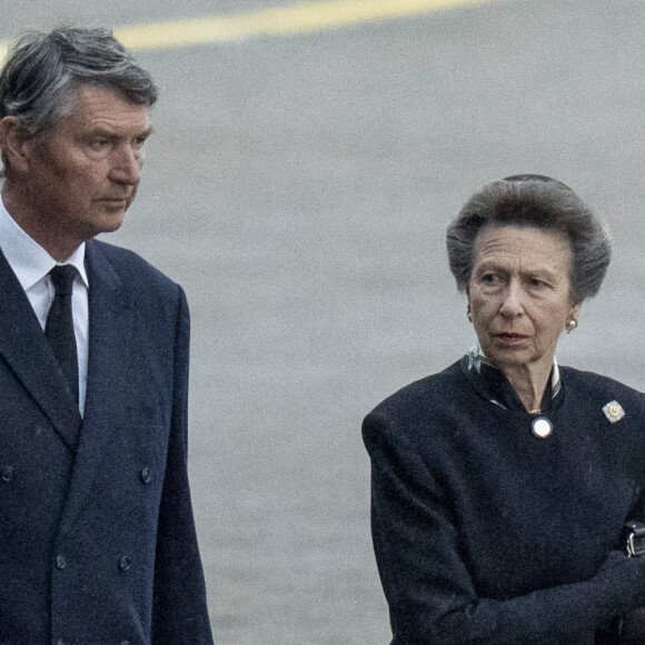 Timothy Laurence, le mari de la princesse Anne a fait une apparition blessé. 
Timothy Laurence (Tim) le mari de la princesse Anne - Le cercueil de la reine Elizabeth II d'Angleterre (Elisabeth) est débarqué de l'avion sur la base Station RAF de Northolt pour rejoindre Bukingham Palace à Londres en présence de la princesse Anne. 