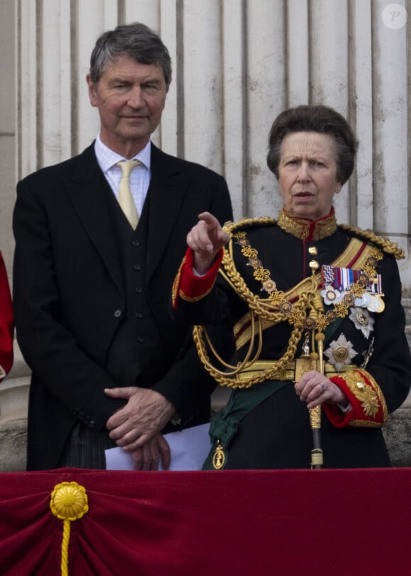la princesse Anne d'Angleterre et Timothy (Tim) Laurence - Les membres de la famille royale regardent le défilé Trooping the Colour depuis un balcon du palais de Buckingham à Londres lors des célébrations du jubilé de platine de la reine le 2 juin 2022. 