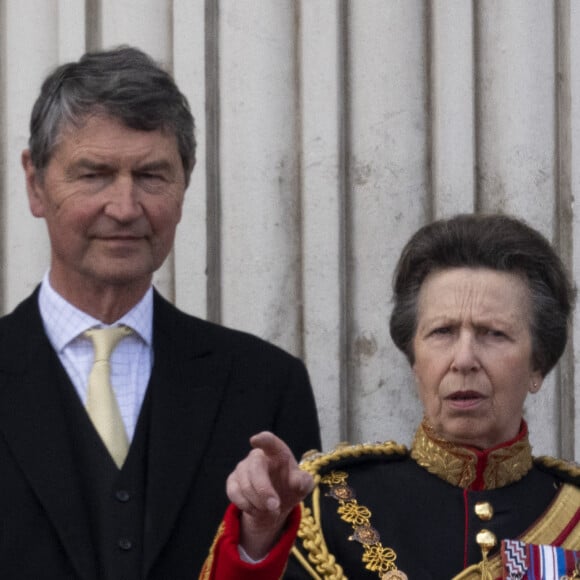 la princesse Anne d'Angleterre et Timothy (Tim) Laurence - Les membres de la famille royale regardent le défilé Trooping the Colour depuis un balcon du palais de Buckingham à Londres lors des célébrations du jubilé de platine de la reine le 2 juin 2022. 