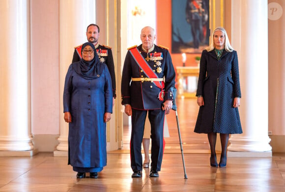 Samia Suluhu Hassan, le roi Harald, le prince Haakon, la princesse Mette-Marit - La famille royale de Norvège lors d'une réception au château royal à l'occasion de la visite d'état du président de Tanzanie en Norvège. Le 13 février 2024